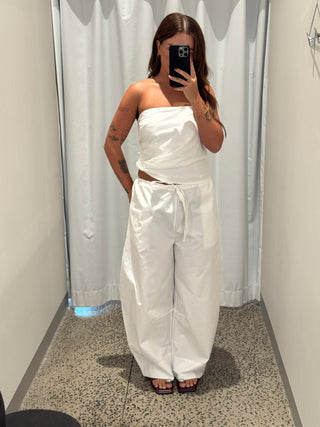 Aden Pant, Blanc